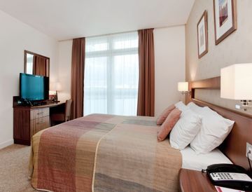 Ramada Hotel & Suites Excel - London โรงแรม