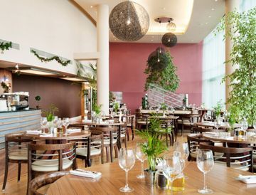 Ramada Hotel & Suites Excel - London โรงแรม