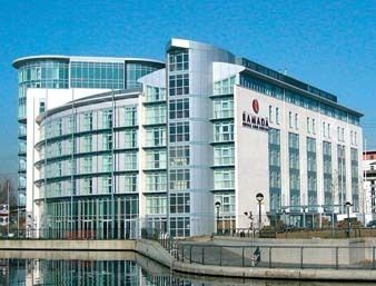 Ramada Hotel & Suites Excel - London โรงแรม
