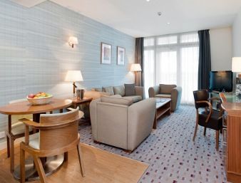 Ramada Hotel & Suites Excel - London โรงแรม