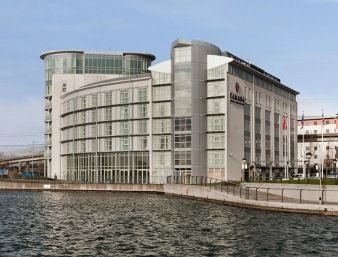 Ramada Hotel & Suites Excel - London โรงแรม