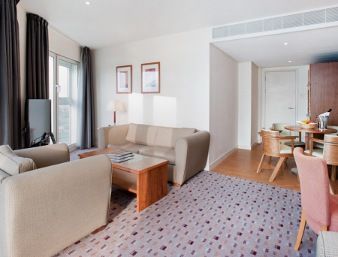 Ramada Hotel & Suites Excel - London โรงแรม