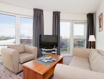 Ramada Hotel & Suites Excel - London โรงแรม