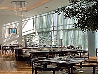 Ramada Hotel & Suites Excel - London โรงแรม