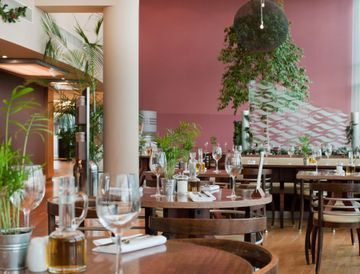 Ramada Hotel & Suites Excel - London โรงแรม