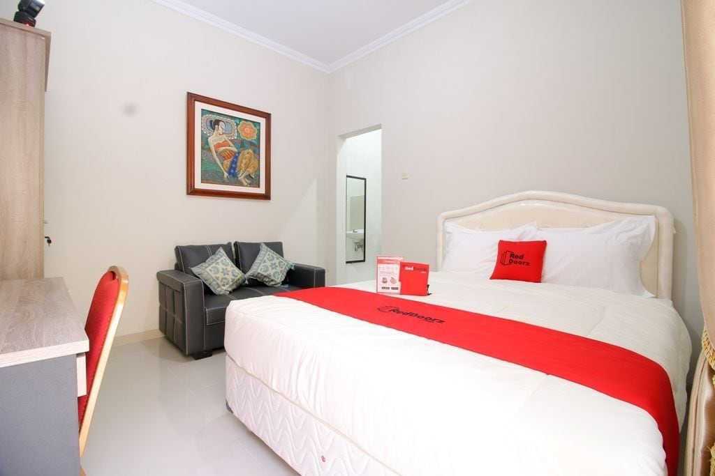 RedDoorz Plus near STIE YKPN - Yogyakarta hotel