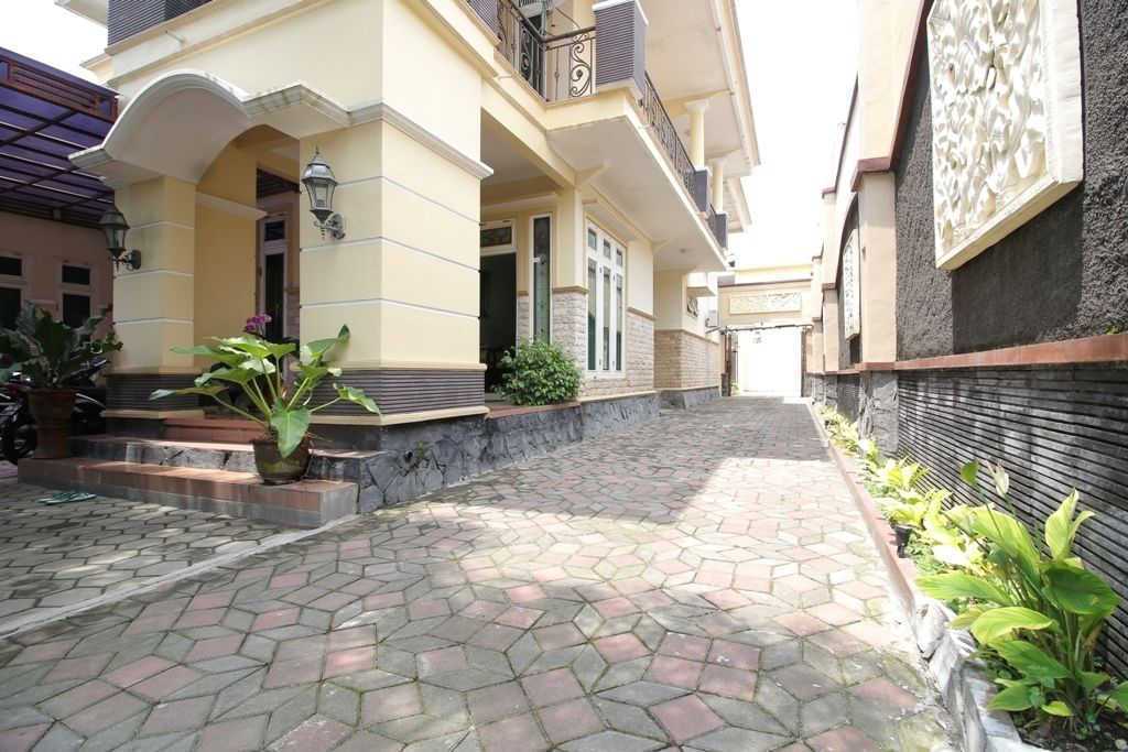 RedDoorz Plus near STIE YKPN - Yogyakarta hotel