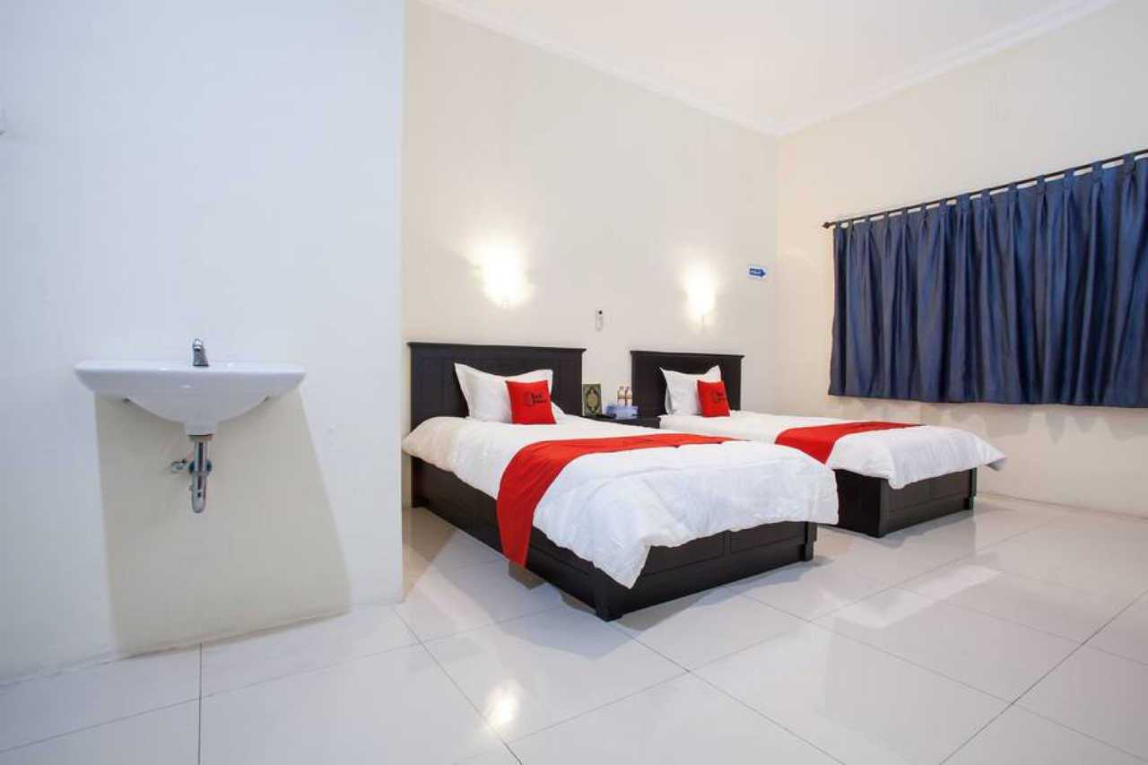RedDoorz near Alun Alun Bangil - Pasuruan โรงแรม