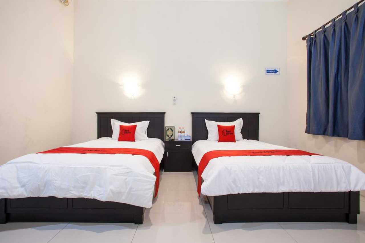 RedDoorz near Alun Alun Bangil - Pasuruan โรงแรม