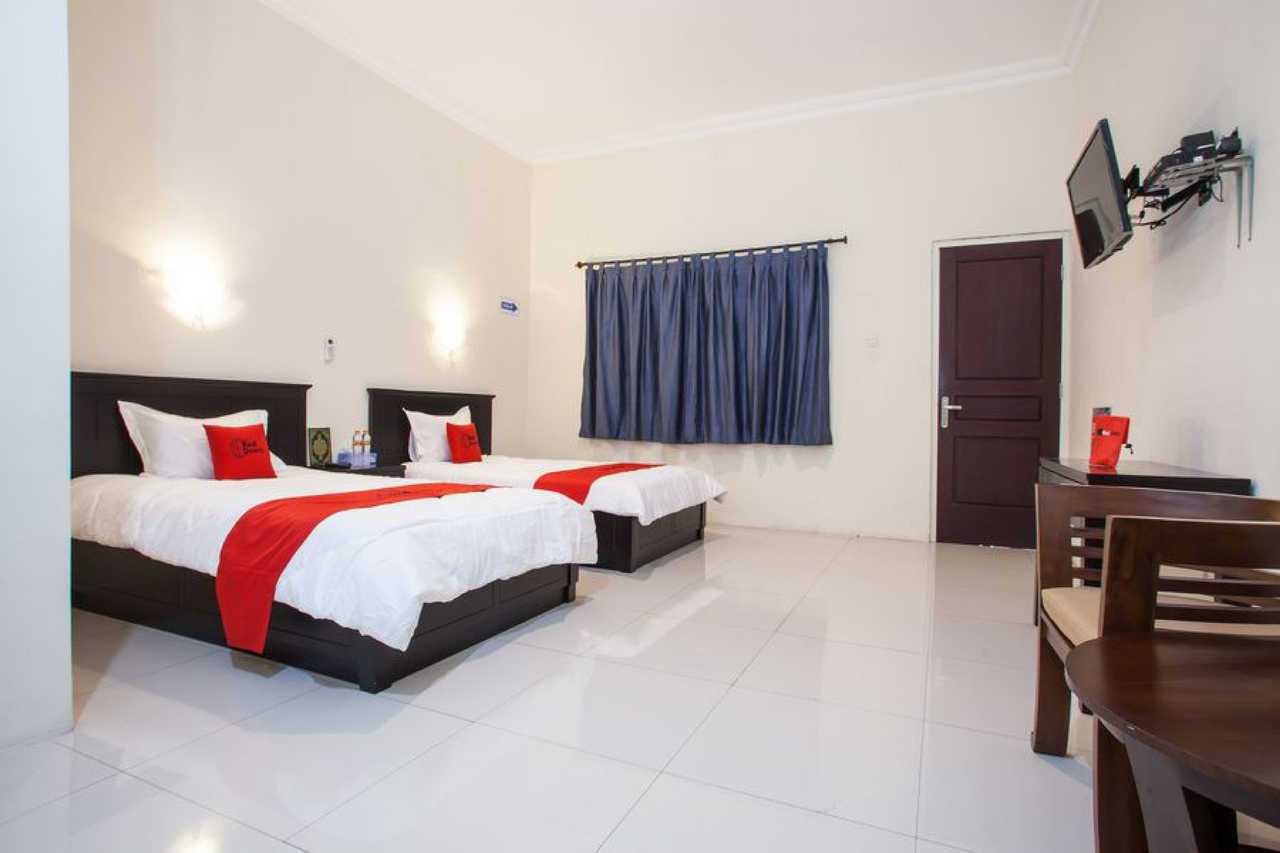 RedDoorz near Alun Alun Bangil - Pasuruan โรงแรม