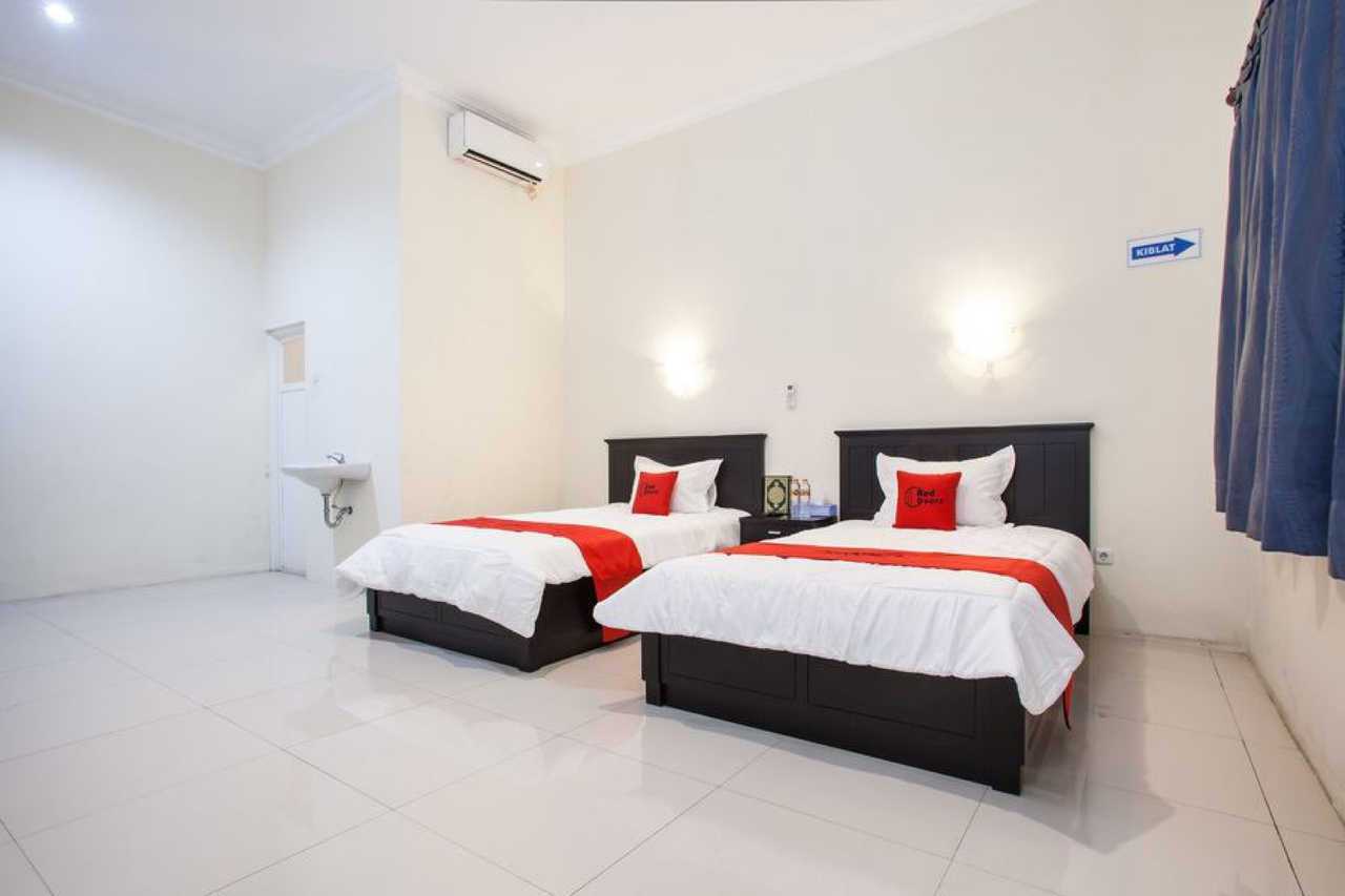 RedDoorz near Alun Alun Bangil - Pasuruan โรงแรม
