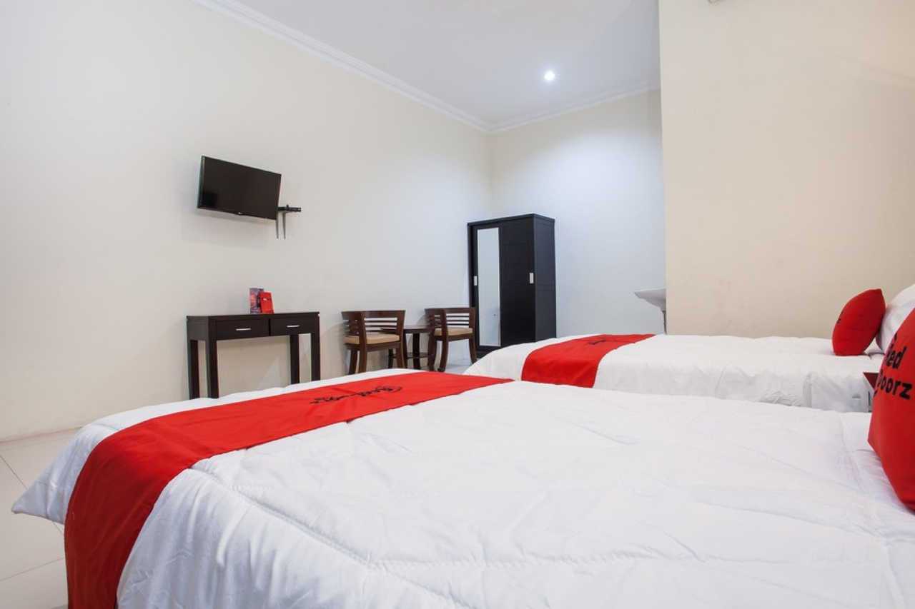 RedDoorz near Alun Alun Bangil - Pasuruan โรงแรม