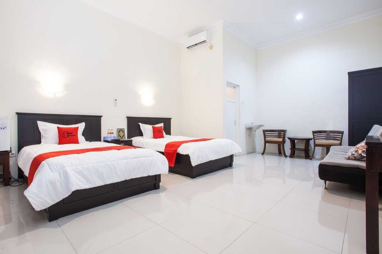 RedDoorz near Alun Alun Bangil - Pasuruan โรงแรม