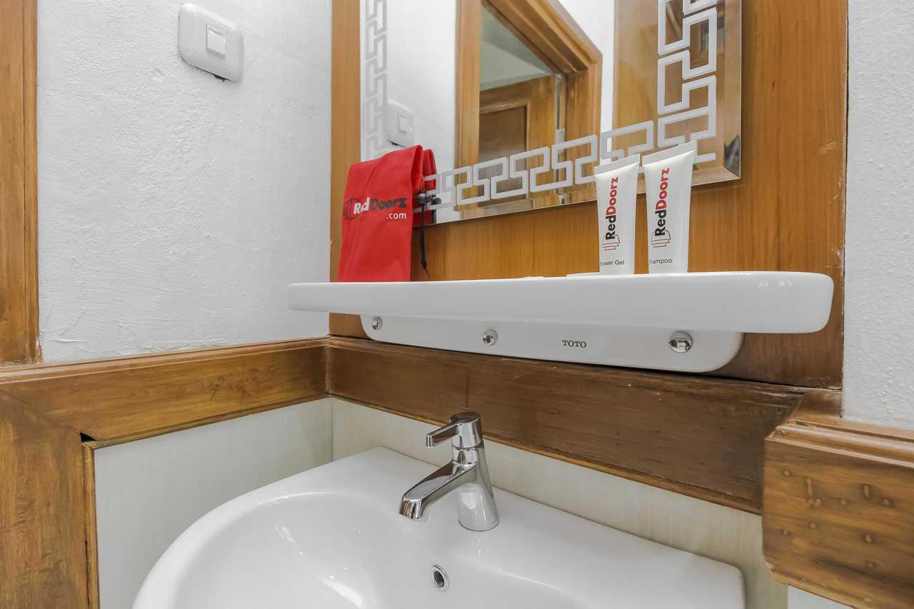 Reddoorz Plus Near Politeknik Negeri Bandung - Bandung hotel