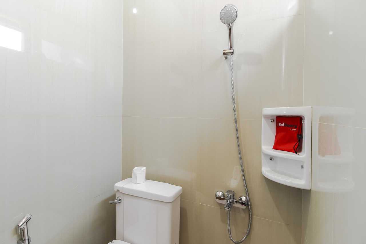 Reddoorz Plus Near Politeknik Negeri Bandung - Bandung hotel
