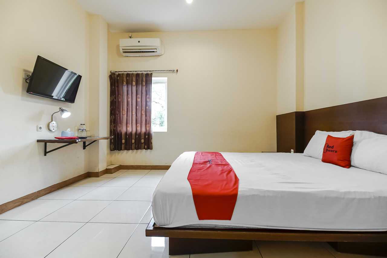 RedDoorz Plus @ Karebosi Area 2 - Makassar | Ujung Pandang hotel